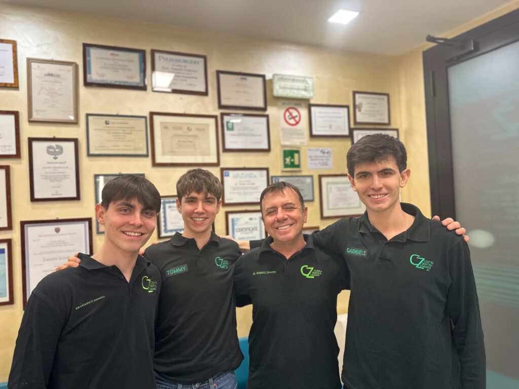 Il Dottor Federico Zanardi, dei Centri Dentali Zanardi, con i figli