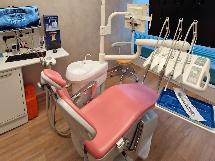 Poltrona dentista a Malnate, sede del Centro Dentrale Zanardi
