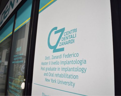 Logo all'esterno della sede dei Centri Dentali Zanardi di Sesto San Giovanni
