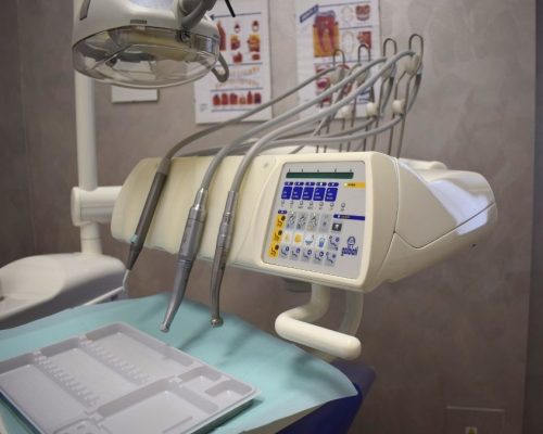 Lettino dentistico in ambulatorio a Cassano Magnago, una delle sedi dei Centri Dentali Zanardi