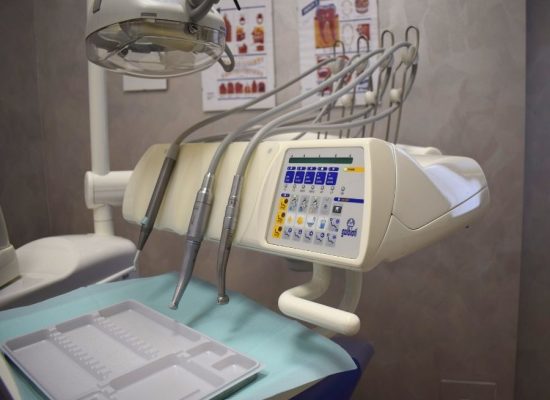 Lettino dentistico in ambulatorio a Cassano Magnago, una delle sedi dei Centri Dentali Zanardi