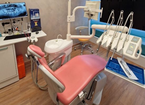 Poltrona dentista a Malnate, sede del Centro Dentrale Zanardi